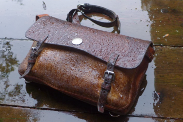 Mẹo làm sạch túi xách bị mốc – Cách làm sạch túi xách nam bị mốc