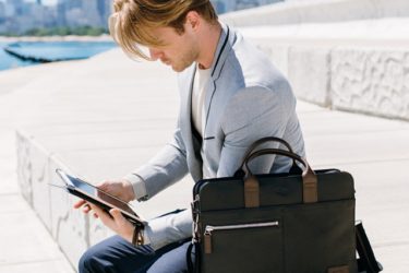 Nơi bán túi xách nam xịn ở đâu? Địa chỉ bán túi xách nam xịn