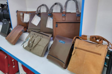 Mua túi xách nam cầm tay, Cửa hàng bán túi xách nam cầm tay