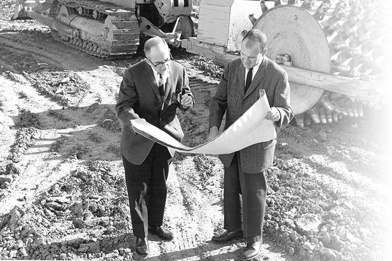 Korchmar mở rộng nhà máy sản xuất vào năm 1961 Lịch sử hình thành và phát triển của thương hiệu túi xách da nam Korchmar