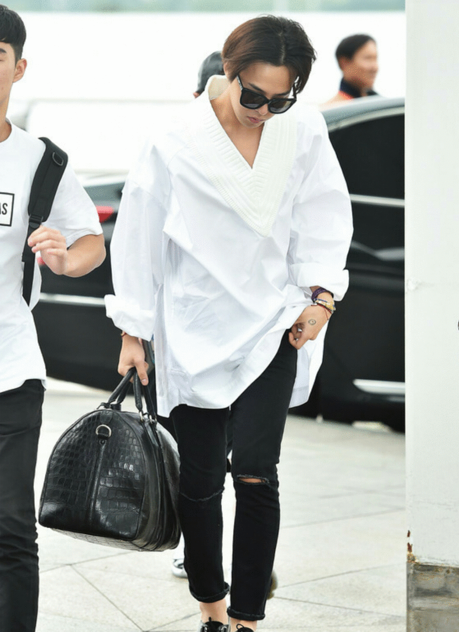 Cách chọn túi xách nam hợp dáng người của GDragon cũng vô cùng độc đáo Cách chọn túi xách nam hợp dáng người của GDragon cũng vô cùng độc đáo