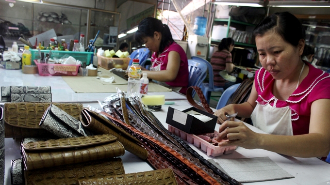 Quy trình tạo ra mẫu thắt lưng da cá sấu cực đẹp, cực chất