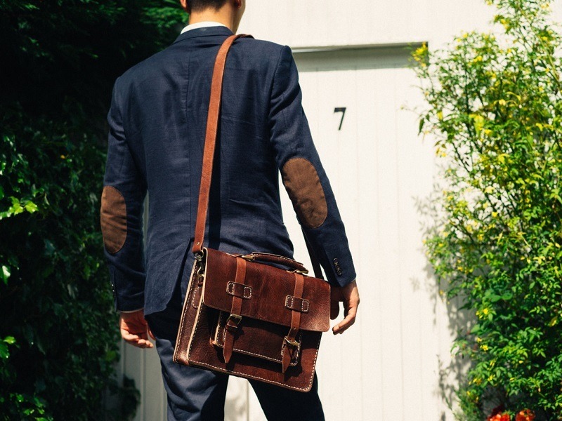 Cách chọn size túi xách nam hợp dáng người Cách chọn size túi xách nam hợp dáng người