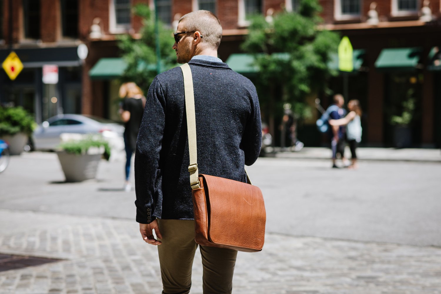 Túi xách messenger là lựa chọn hoàn hảo cho nam giới có thân hình cao, gầy