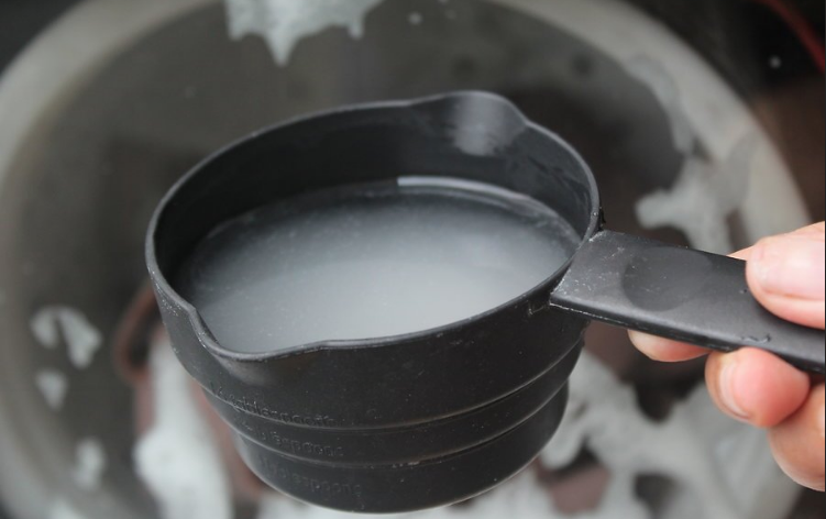 Lưu ý bỏ dẫm vào lần lượt trong lúc túi xách được giặt