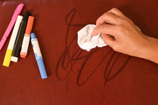 Cách làm sạch vết mực trên túi xách da Hướng dẫn cách tẩy vểt mực trên túi xách da