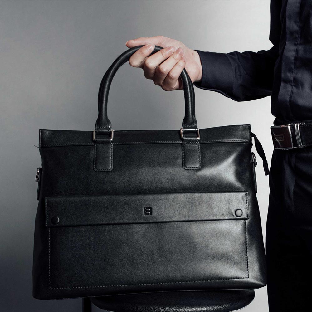 Cồn là một lựa chọn hiệu quả để loại bỏ vết mực trên cặp da