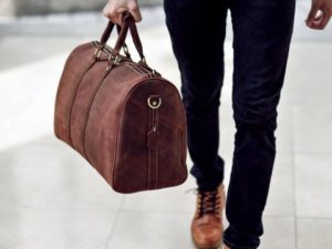 cách chọn túi xách nam phù hợp