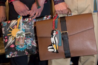 7 nguyên tắc cơ bản giúp chàng trai dễ dàng phối đồ họa tiết với túi xách