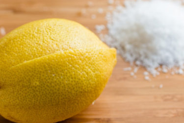 Mẹo tẩy vết mực trên túi xách màu trắng tại nhà nhanh chóng