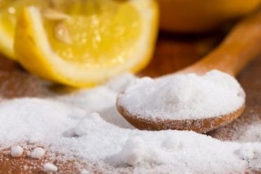 Mẹo làm sạch túi xách da nam bị mốc bằng baking soda