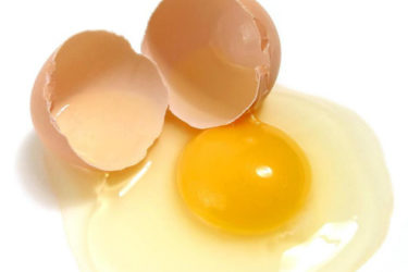 Mẹo làm sạch túi xách bị mốc bằng lòng trắng trứng