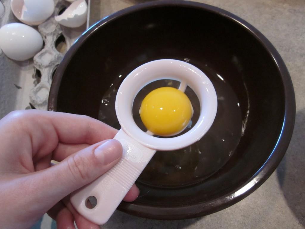 Mẹo làm sạch túi xách bị mốc bằng lòng trắng trứng