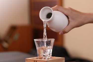 Mẹo làm sạch túi xách nam bị mốc bằng rượu