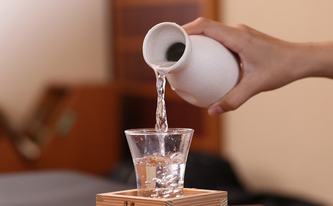Mẹo làm sạch túi xách bị mốc bằng rượu Mẹo làm sạch túi xách bị mốc bằng rượu