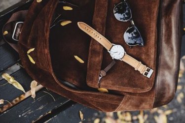 Mẹo làm sạch túi xách nam da lộn bị mốc tại nhà