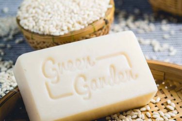 Mẹo làm sạch túi xách da màu trắng bị dính màu cấp tốc tại nhà         