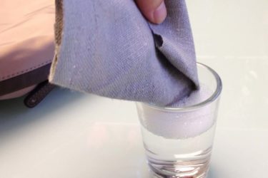 Mẹo làm sạch túi xách nam bị mốc với Dấm