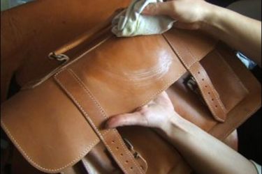 Mẹo làm sạch túi xách nam da bóng bị mốc