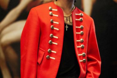 Sơn Tùng ngấm ngầm khoe phụ kiện tiền tỷ trong MV “ chạy ngay đi”