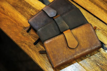 Top 3 mẫu ví da nam cầm tay ấn tượng dành cho doanh nhân