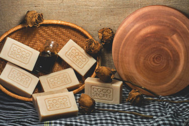 Mẹo làm sạch túi xách bị mốc bằng xà phòng cục