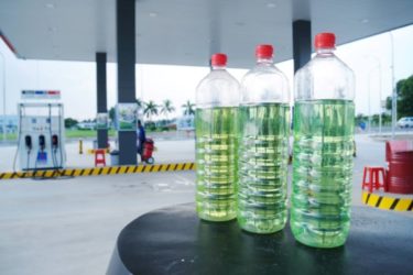 Mẹo làm sạch túi xách nam bằng vải bị mốc với xăng tại nhà