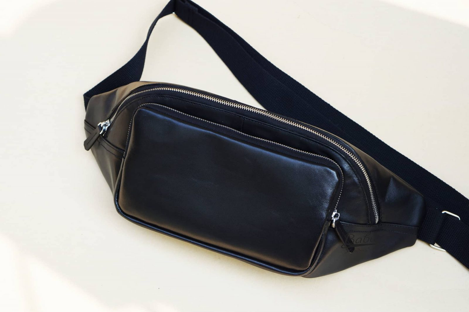 Túi nam đeo chéo hàng hiệu cho quý ông