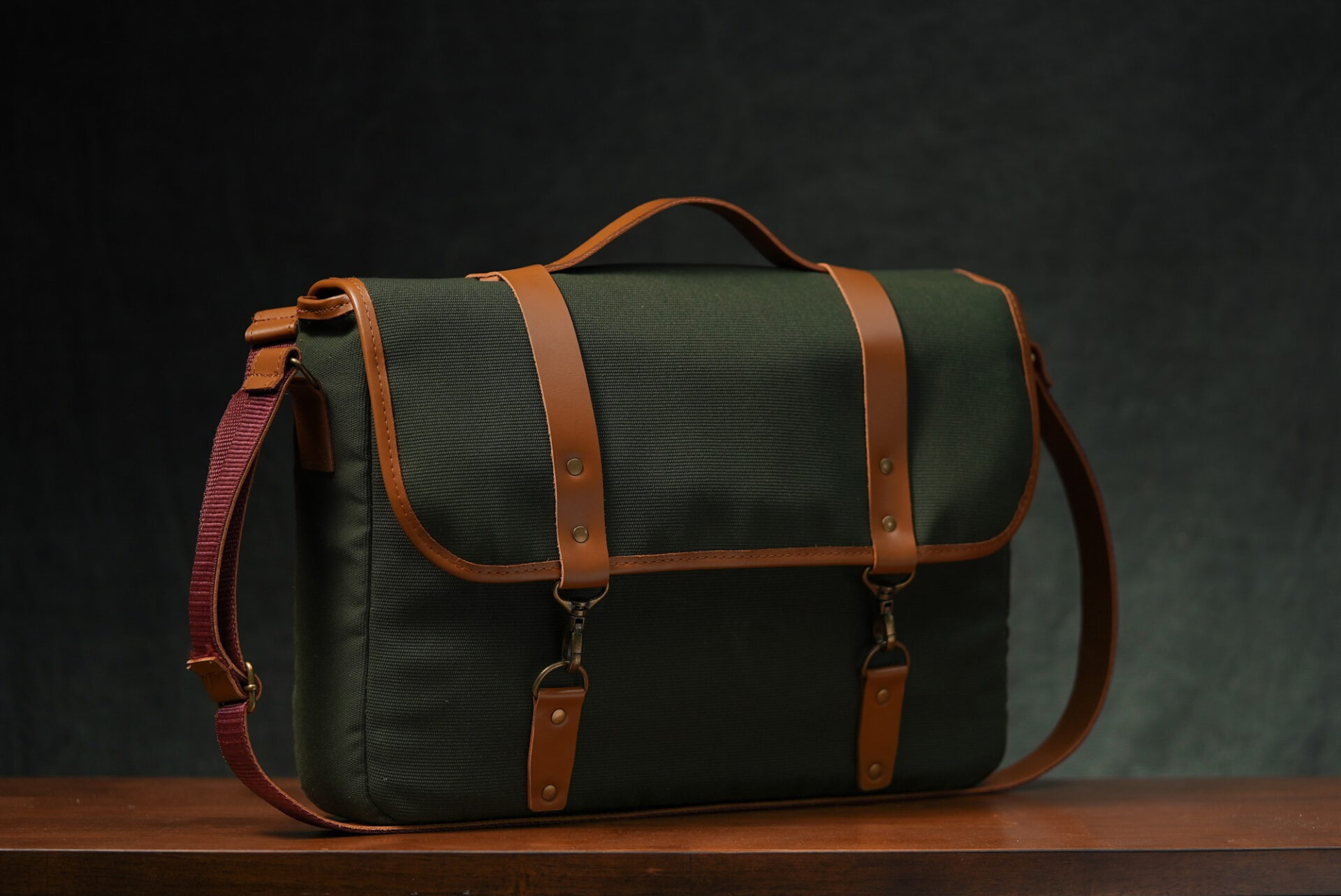 Túi Messenger hàng hiệu cho nam