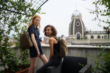 Mẹo phối đồ với balo mini tối ưu sức chứa