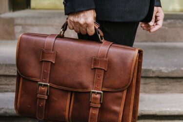 Mua quà tặng đồng nghiệp nam sao cho khéo?