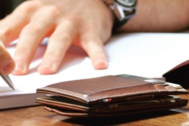 Hướng dẫn cách bảo quản ví da bò hiệu quả