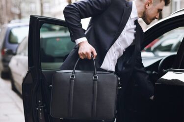 Túi da nam đeo chéo ở Hà Nội có những loại nào?