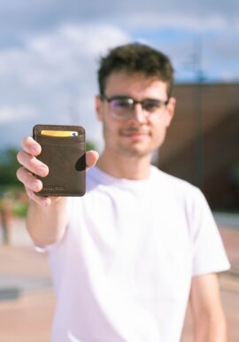 Bóp đứng nam làm bằng chất liệu gì?