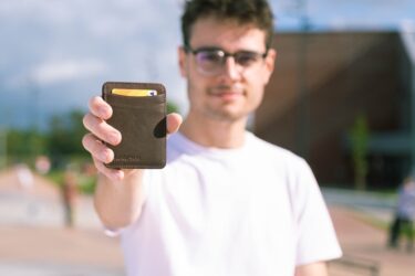 Bóp đứng nam làm bằng chất liệu gì?